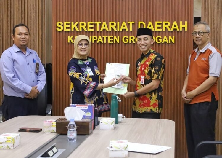 Perkuat Pengawasan Obat dan Makanan, BPOM Segera Buka Kantor di Grobogan, Ini Lokasinya 25 Serah Terima Barang Milik Daerah (BMD) antara Sekretaris Daerah Grobogan Anang Armunanto dan Kepala Balai Besar POM Semarang Rustyawati di Ruang Rapat Sekda Grobogan, Jumat (6/2). Foto : Ahmad Abror/ Lingkar Jateng