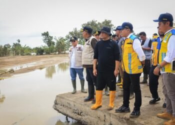 Gubernur Jawa Tengah, Ahmad Luthfi didampingi Kepala Dinas PUSDATARU Henggar Budi Anggoro saat meninjau lokasi terdampak jebol tanggul di Desa Tinanding, Kecamatan Godong, Kabupaten Grobogan, Selasa (17/2). Foto : Dok. Pemprov Jateng/Lingkar Jateng