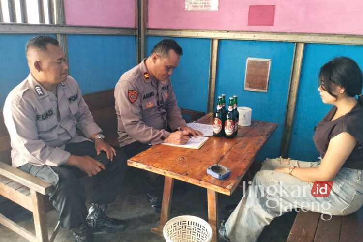 Jaga Kamtibmas, Polsek Godong Gencar Razia Miras Sasar Warung hingga Kios Selama Ramadan 25 Anggota Polsek Godong saat melakukan Razia Miras di beberapa titik rawan. Foto : Ahmad Abror/Lingkar Jateng