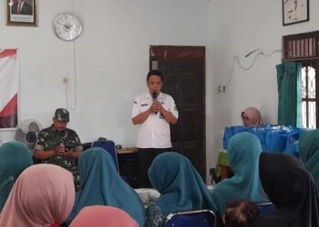 Penanganan Stunting, Camat Patean Kendal Dorong Pemdes Lakukan Hal Ini 25 Camat Patean Muh Syamsudluha Tantomi saat memberikan sambutan dalam kegiatan pemberian nutrisi makanan tambahan bagi anak beresiko stunting program TMMD Reguler di Desa Gedong, Rabu (18/2). Foto : Anik Kustiani/Lingkar Jateng