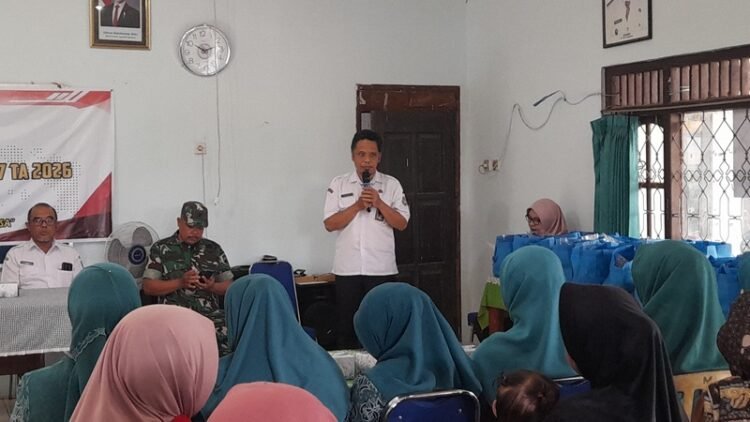 Penanganan Stunting, Camat Patean Kendal Dorong Pemdes Lakukan Hal Ini 25 Camat Patean Muh Syamsudluha Tantomi saat memberikan sambutan dalam kegiatan pemberian nutrisi makanan tambahan bagi anak beresiko stunting program TMMD Reguler di Desa Gedong, Rabu (18/2). Foto : Anik Kustiani/Lingkar Jateng