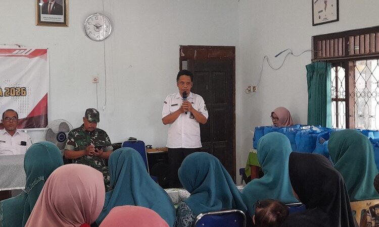 Penanganan Stunting, Camat Patean Kendal Dorong Pemdes Lakukan Hal Ini 25 Camat Patean Muh Syamsudluha Tantomi saat memberikan sambutan dalam kegiatan pemberian nutrisi makanan tambahan bagi anak beresiko stunting program TMMD Reguler di Desa Gedong, Rabu (18/2). Foto : Anik Kustiani/Lingkar Jateng