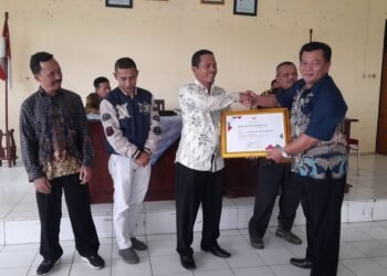 Gandeng Dewan, Bapenda Kendal Sosialisasi SPPT PBB-P2 Desa di Sukorejo dan Patean 25 Bapenda Kendal menyerahkan penghargaan kepada desa-desa di Kecamatan Sukorejo dan Patean yang telah lunas PBB-P2 tahun 2025. Foto : Anik Kustiani /Lingkar Jateng