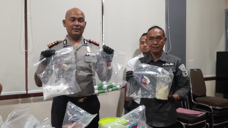 Kapolres Kendal saat konferensi pers ungkap kasus, di Mapolres Kendal, Senin (23/2). Foto : Anik Kustiani /Lingkar Jateng