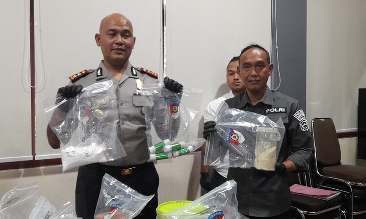 Kasus Ledakan Mercon di Sukorejo Kendal, Polisi Tetapkan 1 Orang Tersangka 25 Kapolres Kendal saat konferensi pers ungkap kasus, di Mapolres Kendal, Senin (23/2). Foto : Anik Kustiani /Lingkar Jateng