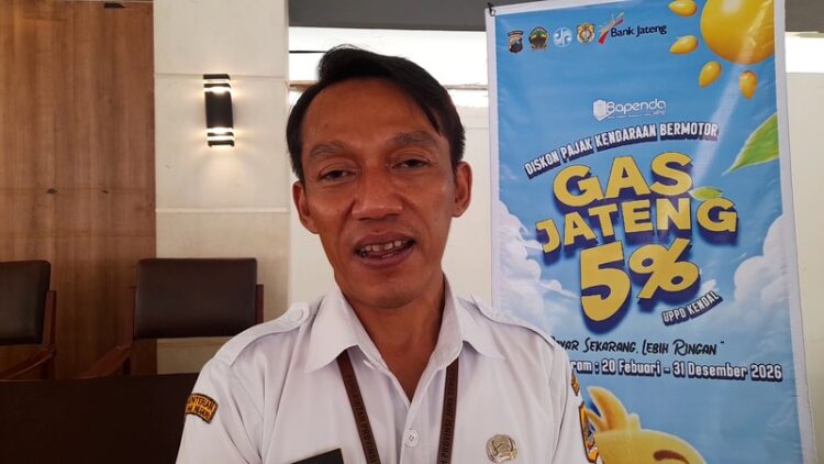 Relaksasi Pajak Kendaraan Diskon 5 Persen hingga Akhir 2026 25 Kepala Seksi PKB UPPD Samsat Kabupaten Kendal Yunianto Adhi Purnomo saat dimintai keterangan, Rabu (25/2). Foto : Anik Kustiani /Lingkar Jateng