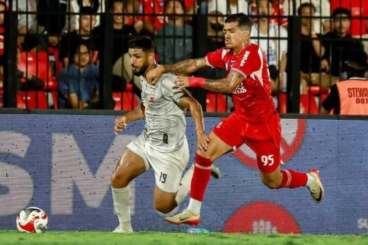 Bermain ketat, laga antara Persijap Jepara Vs Madura United di Stadion GBK Jepara, Sabtu (7/2) malam. Foto : Tomi Budianto/ Lingkar Jateng