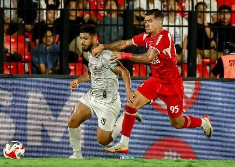 Bermain ketat, laga antara Persijap Jepara Vs Madura United di Stadion GBK Jepara, Sabtu (7/2) malam. Foto : Tomi Budianto/ Lingkar Jateng