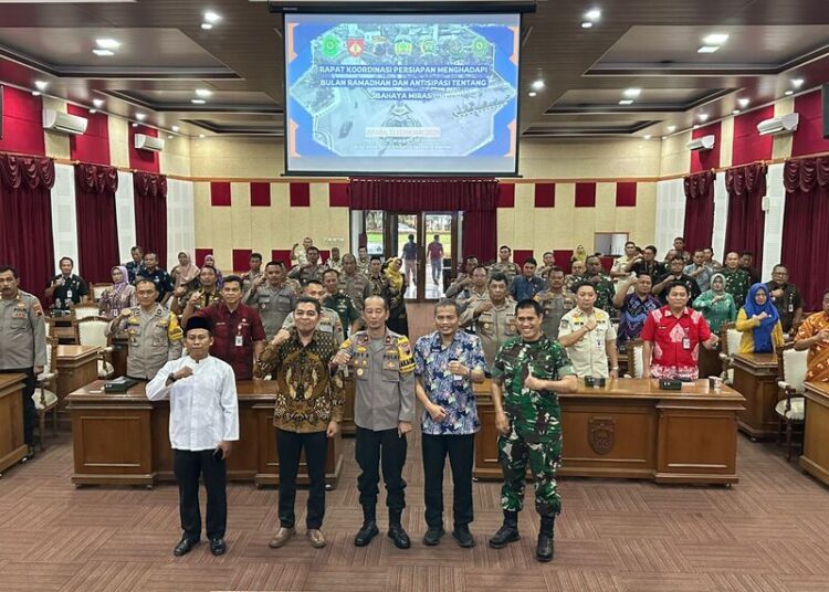 Serius Tekan Peredaran Miras, Pemkab Jepara Perkuat Lintas Sektor Jelang Ramadhan 25 Rakor antara jajaran Forkopimda dan Forkopimcam yang digelar di Gedung Shima Setda Jepara. Foto : Tomi Budianto/Lingkar
