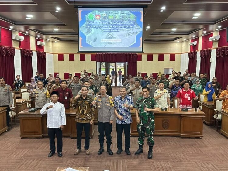 Serius Tekan Peredaran Miras, Pemkab Jepara Perkuat Lintas Sektor Jelang Ramadhan 25 Rakor antara jajaran Forkopimda dan Forkopimcam yang digelar di Gedung Shima Setda Jepara. Foto : Tomi Budianto/Lingkar