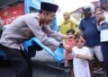 Polres Jepara saat membagikan takjil kepada masyarakat. Foto : Tomi B/Lingkar Jateng