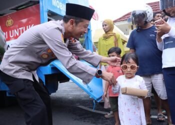 Polres Jepara saat membagikan takjil kepada masyarakat. Foto : Tomi B/Lingkar Jateng