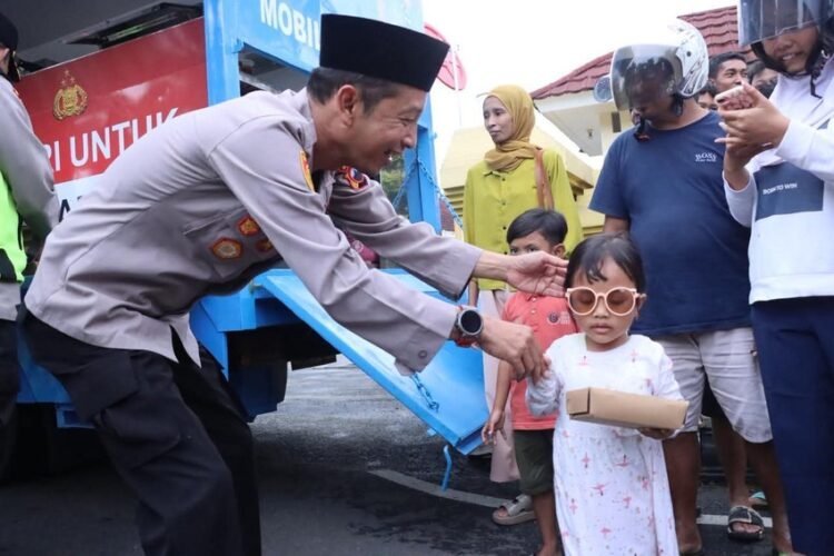 Polres Jepara saat membagikan takjil kepada masyarakat. Foto : Tomi B/Lingkar Jateng