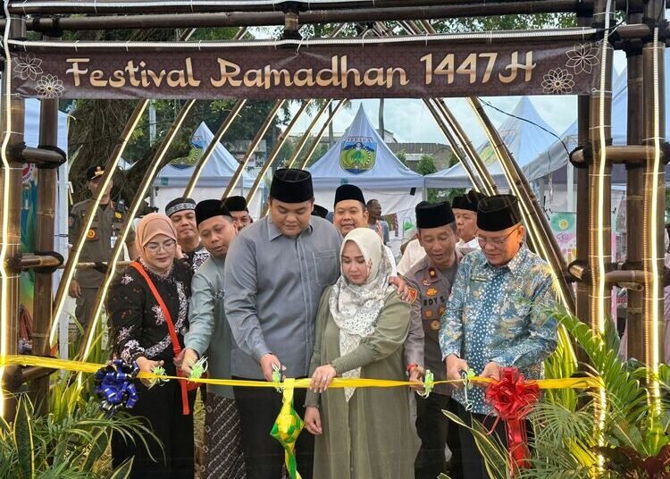 Festival Ramadan 1447 H, Komitmen Pemkab Jepara Tingkatkan Ekonomi Kerakyatan 25 Wakil Bupati Jepara, M Ibnu Hajar (Gus Hajar) saat membuka Festival Ramadhan 1447 Hijriah/2026 Masehi yang digelar di Alun-Alun I Jepara, Jumat (20/2/2026). Foto : Tomi Budianto/Lingkar Jateng