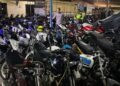 BARANG BUKTI: Patugas Satlantas Polresta Pati menunjukkan barang bukti berupa sepeda motor berknalpot brong dari Operasi Keselamatan Candi pada Sabtu, 7 Februari 2026 malam. (Lingkarnews Network)