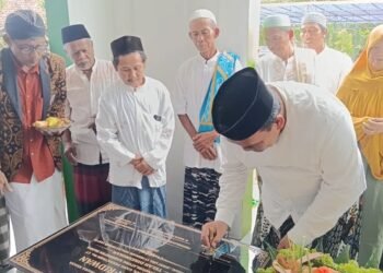 Bupati Blora, Arief Rohman saat meresmikan masjid. alAr-Ridwan yang berada di Randublatung - Blora. Foto : Hanafi/Lingkar Jateng