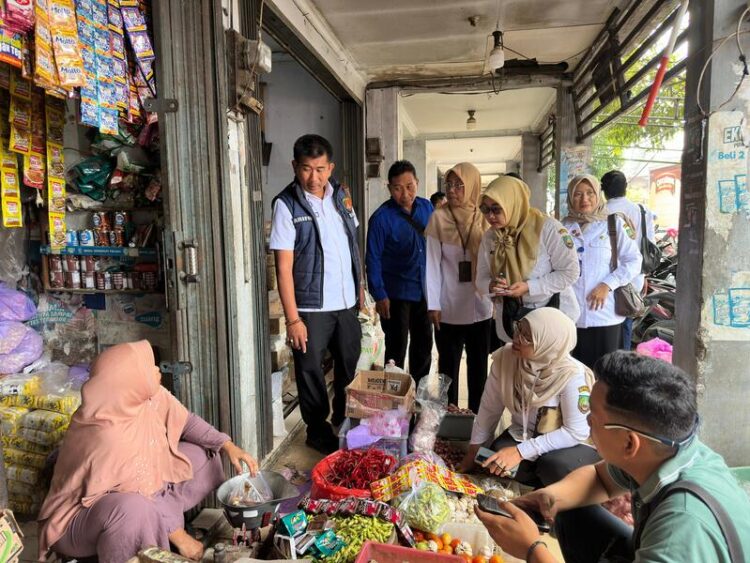 Sidak Sejumlah Pasar, Satgas Pangan Blora : Stok Bapok Aman Selama Ramadan 25 Satgas Pangan Polres Blora pantau harga bapok di sejumlah pasar, Rabu (25/2). Foto : Hanafi /Lingkar Jateng