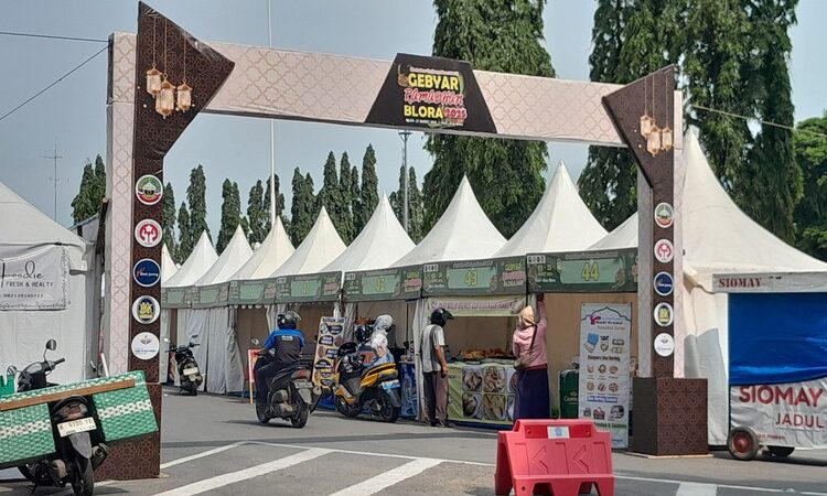 Keterbatasan Anggaran, Bazar Ramadan di Blora Tetap Digelar Selama 2 Pekan 25 Bazar Ramadan: Deretan tenda UMKM di Alun-alun Blora tahun 2025 lalu. Foto : Eko Wicaksono/Lingkar Jateng