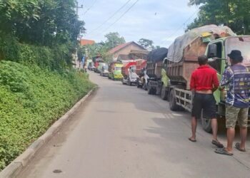 Sejumlah armada pengangkut sampah mengalami antrian penumpukan. Foto : Syahril Muadz/Lingkar