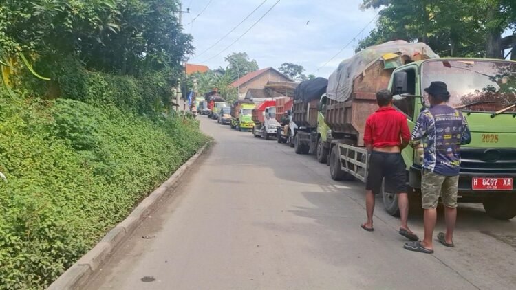 Sejumlah armada pengangkut sampah mengalami antrian penumpukan. Foto : Syahril Muadz/Lingkar