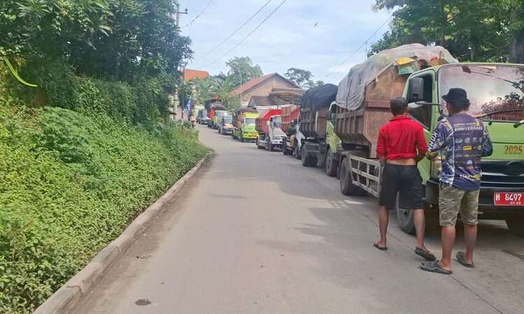 Komisi C DPRD Kota Semarang Desak Evaluasi Sistem Angkut Sampah 25 Sejumlah armada pengangkut sampah mengalami antrian penumpukan. Foto : Syahril Muadz/Lingkar