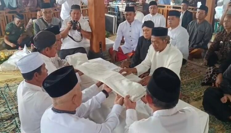 Sambut Ramadhan, Begini Prosesi Ganti Luwur Balai Panjang Petilasan Sunan Kalijaga 25 Sambut Ramadhan, Begini Prosesi Ganti Luwur Balai Panjang Peninggalan Sunan Kalijaga. Foto : Hesty Imaniar/Lingkar