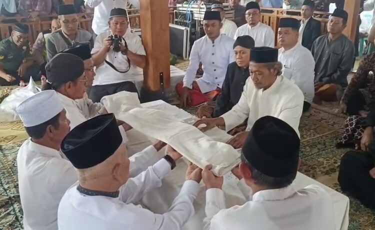 Sambut Ramadhan, Begini Prosesi Ganti Luwur Balai Panjang Petilasan Sunan Kalijaga 25 Sambut Ramadhan, Begini Prosesi Ganti Luwur Balai Panjang Peninggalan Sunan Kalijaga. Foto : Hesty Imaniar/Lingkar