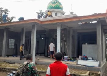 TNI dan warga gotong royong renovasi Musala Al-Hidayah Dusun Rowogandu, Desa Gedong, Kecamatan Patean, Kabupaten Kendal. (Arvian Maulana/Lingkarjateng.id)