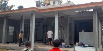 TNI dan warga gotong royong renovasi Musala Al-Hidayah Dusun Rowogandu, Desa Gedong, Kecamatan Patean, Kabupaten Kendal. (Arvian Maulana/Lingkarjateng.id)