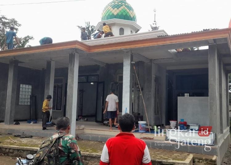 Perbaikan Musala di TMMD Kendal, Kepala Dispermasdes Harap Warga Lebih Nyaman Beribadah 25 TNI dan warga gotong royong renovasi Musala Al-Hidayah Dusun Rowogandu, Desa Gedong, Kecamatan Patean, Kabupaten Kendal. (Arvian Maulana/Lingkarjateng.id)