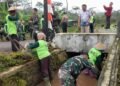 Libatkan Warga, Padat Karya TMMD di Kendal Sasar Pembersihan Irigasi 34 Kepala Dispermasdes Kendal, Yanuar Fatoni, tampak meninjau kegiatan padat karya pemberaihan saluran irigasi di Desa Gedong, Kecamatan Patean, Kabupaten Kendal pada Minggu, 15 Februari 2026. (Anik Kustiani/Lingkarjateng.id)