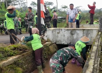 Libatkan Warga, Padat Karya TMMD di Kendal Sasar Pembersihan Irigasi