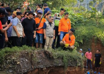 Gubernur Jawa Tengah, Ahmad Luthfi, meninjau proses penanganan tanah longsor di Perumahan Delta Asri, Leyangan, Kecamatan Ungaran Timur, Kabupaten Semarang pada Selasa, 17 Februari 2026. (Humas Pemprov Jateng)
