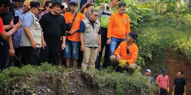 Gubernur Jawa Tengah, Ahmad Luthfi, meninjau proses penanganan tanah longsor di Perumahan Delta Asri, Leyangan, Kecamatan Ungaran Timur, Kabupaten Semarang pada Selasa, 17 Februari 2026. (Humas Pemprov Jateng)