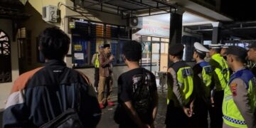 Kepala Badan Kesbangpol Kabupaten Kendal, Alfebian Yulando saat memimpin apel patroli gabungan di Polsek Cepiring, Sabtu, 28 Februari 2026. (Anik Kustiani/Lingkarjateng.id)