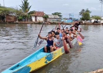 Para atlet dayung Desa Mulyorejo, Kecamatan Tirto, Kabupaten Pekalongan menjadi relawan banjir sekaligus berlatih pada Minggu, 8 Februari 2026. (Fahri Akbar/Lingkarjateng.id)