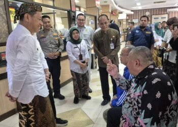Bupati Kudus, Sam’ani Intakoris bersama Kepala BPKAD Kudus, Djati Solechah (tengah) saat meninjau Samsat Kudus baru-baru ini. Foto : Fahtur Rohman/Lingkar Jateng