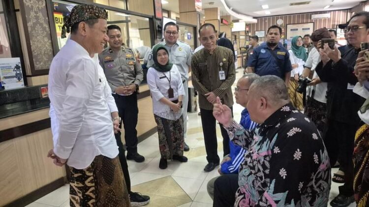 BPKAD Kudus : Opsen PKB Bukan Kenaikan Pajak 25 Bupati Kudus, Sam’ani Intakoris bersama Kepala BPKAD Kudus, Djati Solechah (tengah) saat meninjau Samsat Kudus baru-baru ini. Foto : Fahtur Rohman/Lingkar Jateng