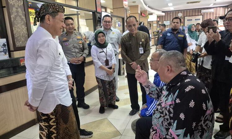 Bupati Kudus, Sam’ani Intakoris bersama Kepala BPKAD Kudus, Djati Solechah (tengah) saat meninjau Samsat Kudus baru-baru ini. Foto : Fahtur Rohman/Lingkar Jateng