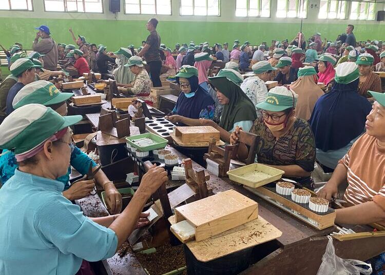 Potensi Terancam, Serikat Buruh Rokok Kudus Sepakat Tolak Layer Baru SKM 25 Ilustrasi - Para pekerja buruh rokok di Kudus. Foto : Fahtur Rohman / Lingkar jateng