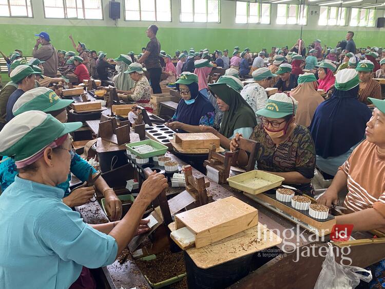 Potensi Terancam, Serikat Buruh Rokok Kudus Sepakat Tolak Layer Baru SKM 25 Ilustrasi - Para pekerja buruh rokok di Kudus. Foto : Fahtur Rohman / Lingkar jateng