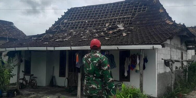 Angin Puting Beliung Sapu Desa Kebowan Pati, Puluhan Rumah Rusak 43 Salah satu rumah warga di Desa Kebowan, Kecamatan Winong, Kabupaten Pati, rusak usai diterjang angin puting beliung, Rabu, 18 Februari 2026. (LingkarJatengGroup Network/Lingkarjateng.id)