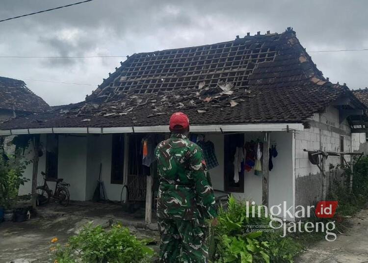 Angin Puting Beliung Sapu Desa Kebowan Pati, Puluhan Rumah Rusak 25 Salah satu rumah warga di Desa Kebowan, Kecamatan Winong, Kabupaten Pati, rusak usai diterjang angin puting beliung, Rabu, 18 Februari 2026. (LingkarJatengGroup Network/Lingkarjateng.id)