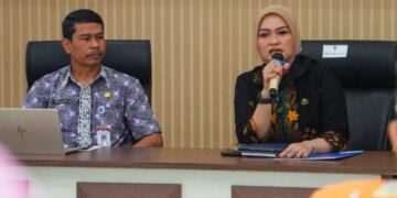 RAPAT: Wakil Wali Kota Salatiga Nina Agustin (kanan) saat memimpin rakor penanggulangan kemiskinan tahun 2026 di Ruang Plumpungan Kantor Setda, Jumat, 20 Februari 2026. (Dok.Prokompim Setda Salatiga/Lingkarjateng.id)