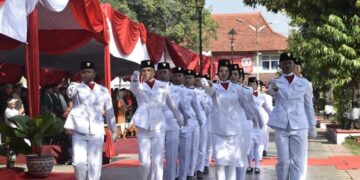 Badan Kesbangpol Kendal Umumkan Pembukaan Pendaftaran Calon Paskibraka 10 Pasukan Paskibraka Kabupaten Kendal tahun 2025 saat menjalankan tugas dalam Upacara Kemerdekaan RI, 17 Agustus 2025. (dok for Lingkarjateng.id)