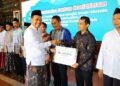 Bupati Kudus, Sam'ani Intakoris, menyerahkan bantuan kesejahteraan bagi pemuka agama di Pendopo Kabupaten Kudus pada 2025 lalu. (Nisa Hafizhotus S./Lingkarjateng.id)
