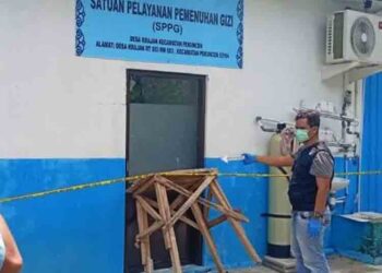 Personel Polsek Pekuncen saat melakukan olah TKP di lokasi ledakan oven SPPG Desa Krajan, Kecamatan Pekuncen, Banyumas, Kamis (5/2). (Anta/Lingkarjateng.id)