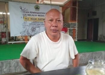 Amat Muzhakin alias Boim, suami anggota DPRD Jateng Nur Fatwah, yang menjadi korban teror penembakan saat ditemui di rumahnya di Kecamatan Kedungwuni, Kabupaten Pekalongan, pada Minggu pagi, 15 Februari 2026. (Fahri Akbar/Lingkarjateng.id)