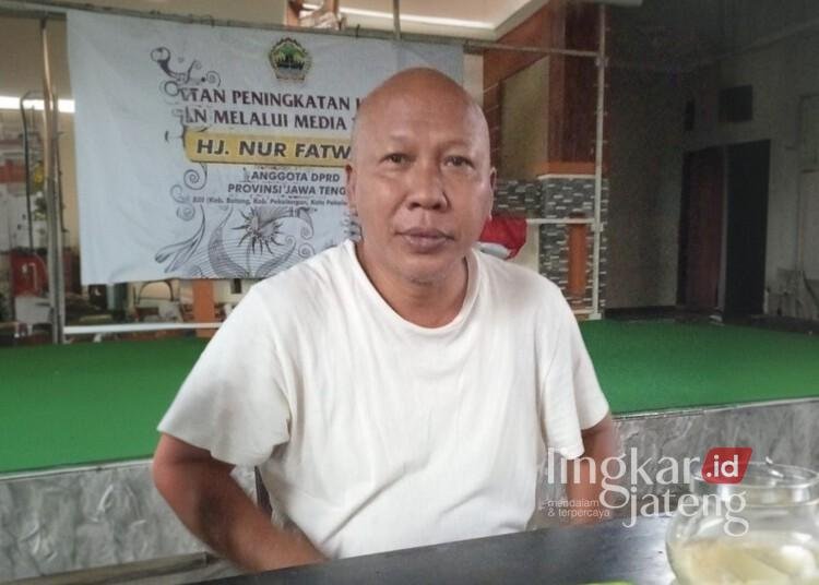 Teror Penembakan di Pekalongan, Korban Duga Ada Keterlibatan Oknum DPR RI 25 Amat Muzhakin alias Boim, suami anggota DPRD Jateng Nur Fatwah, yang menjadi korban teror penembakan saat ditemui di rumahnya di Kecamatan Kedungwuni, Kabupaten Pekalongan, pada Minggu pagi, 15 Februari 2026. (Fahri Akbar/Lingkarjateng.id)
