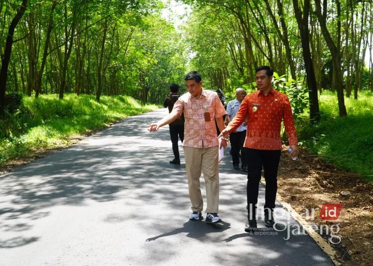 Pemkab Jepara Alokasikan Rp197,16 Miliar untuk Bangun 116 Ruas Jalan Tahun Ini 25 Bupati Jepara, Witiarso Utomo, meninjau hasil pembangunan di salah satu ruas jalan di kabupaten setempat. (Tomi Budianto/Lingkarjateng.id)